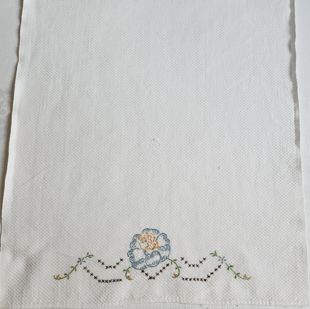 VINTAGE CROSS STITCHED AND EMBROIDERED COTTON HUCK GUEST HAND TOWEL - Picture 4 of 5